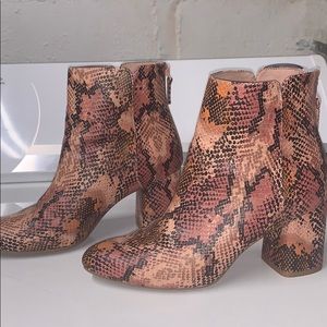 Women’s Old Navy Snakeskin Boots